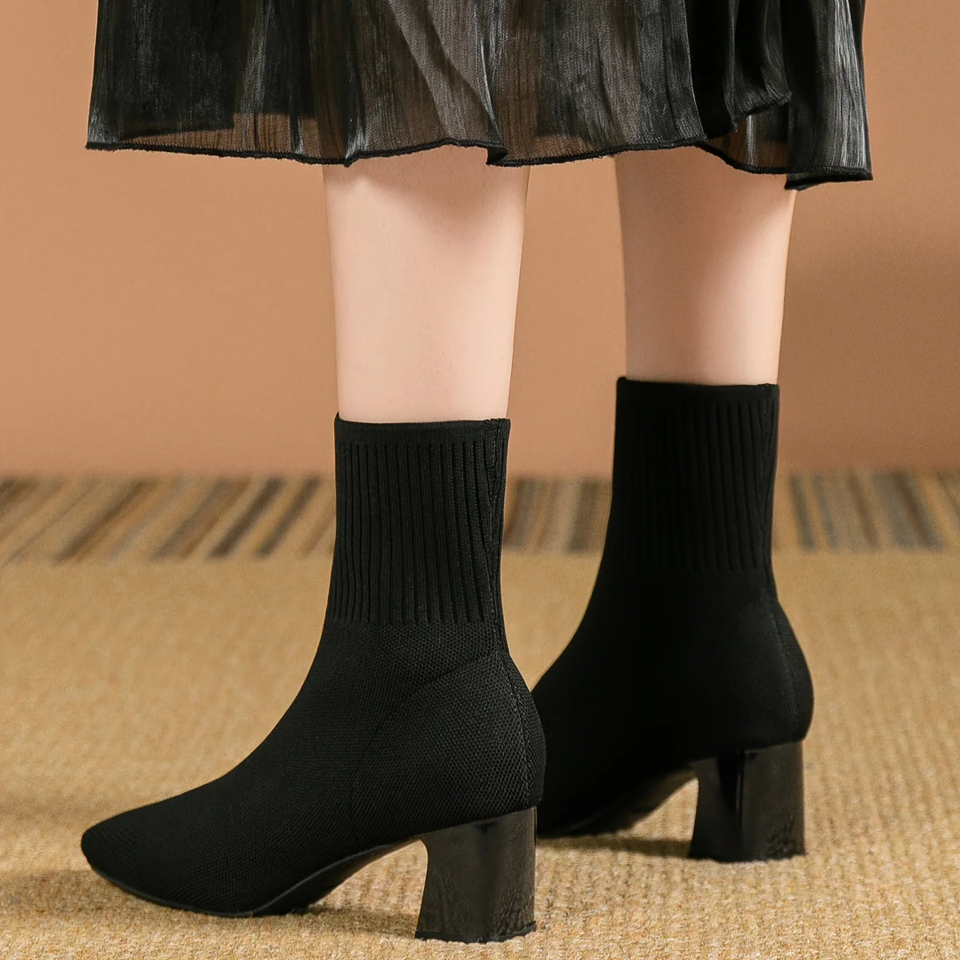 Dziergane botki na obcasie typu sock boots widoczne z boku