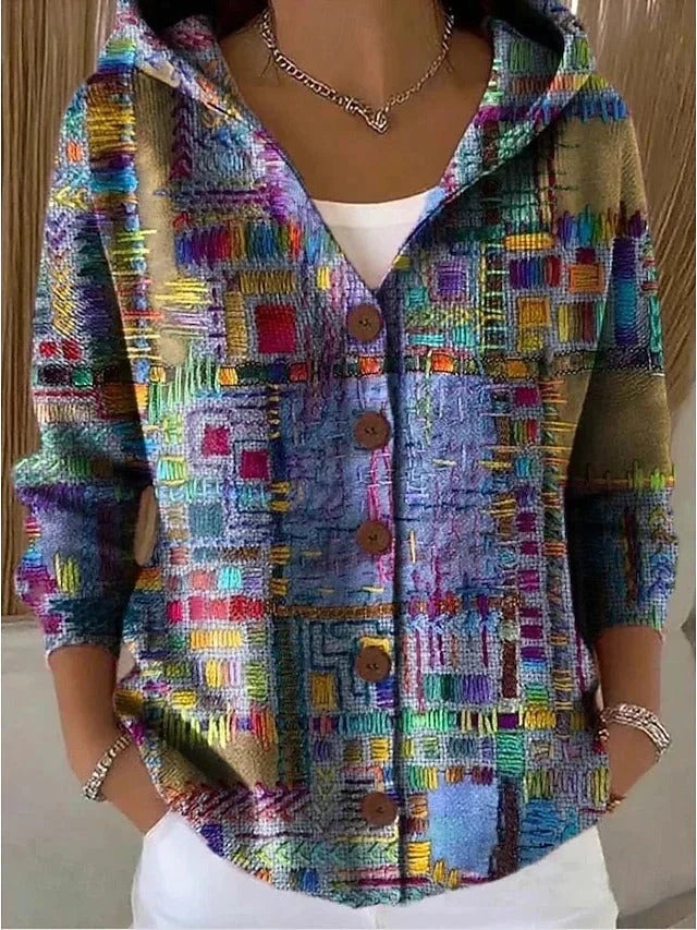Damski sweter rozpinany z kapturem w fioletowym kolorze z wyrazistym geometrycznym wzorem.