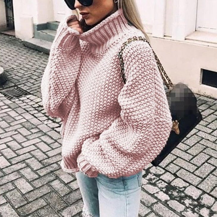 Kobieta w różowym swetrze oversize z golfem