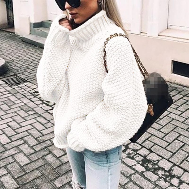 Kobieta w białym swetrze oversize z golfem