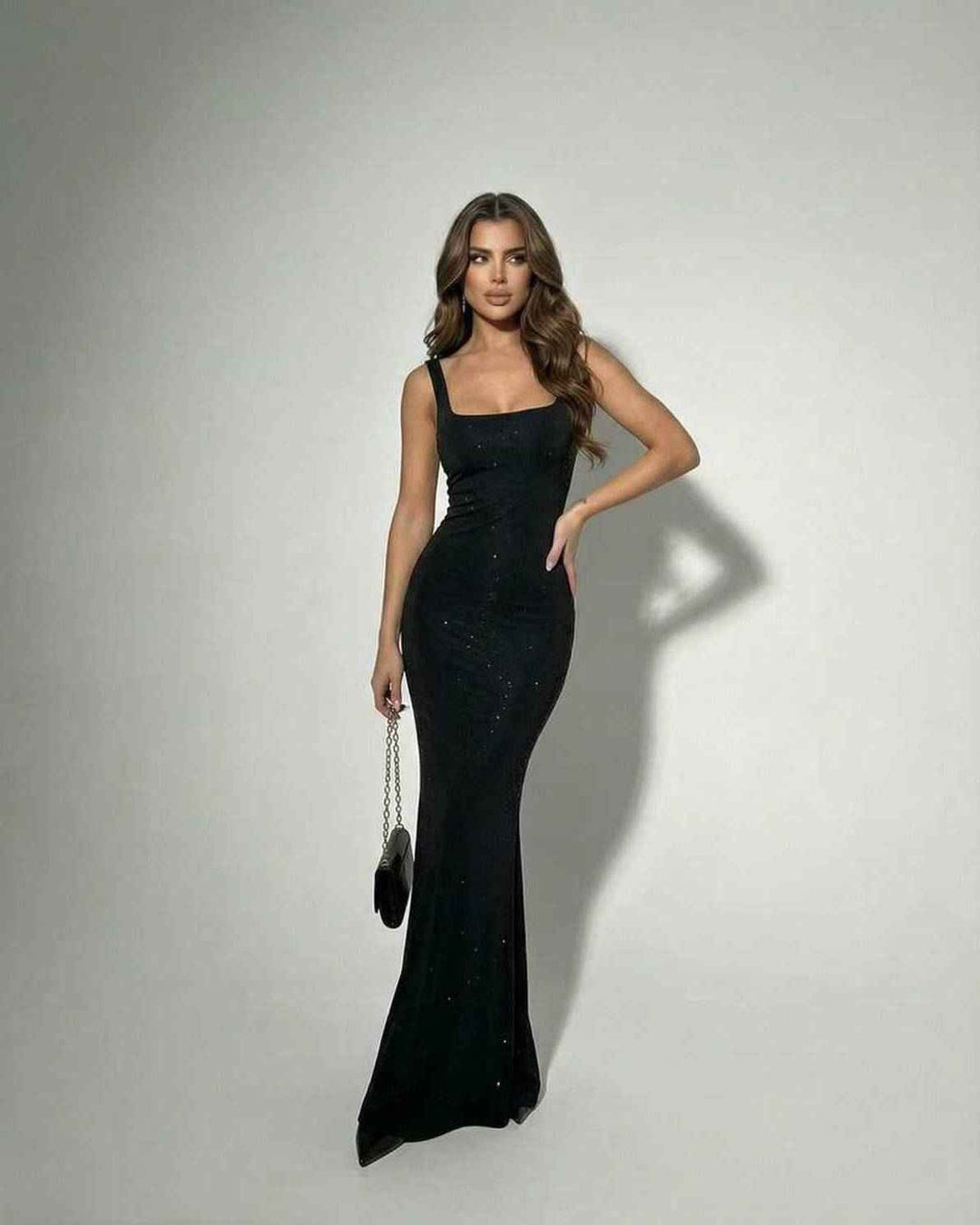 Minimalistyczna sukienka wieczorowa maxi w kolorze czarnym, stylizacja