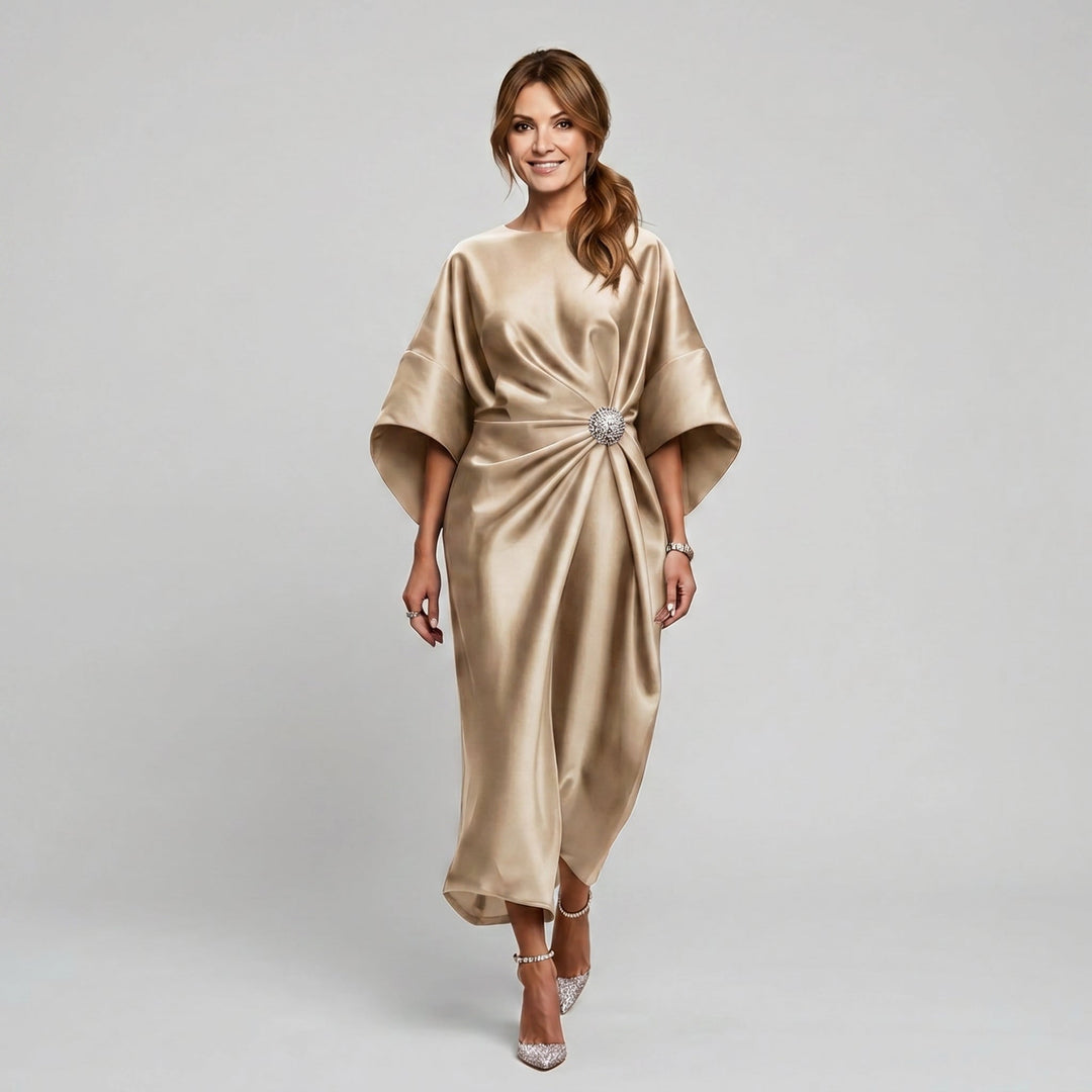 Kobieta w beżowej sukience maxi na eleganckie wyjścia