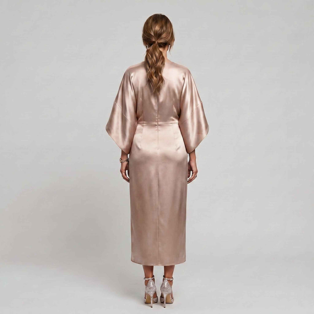 Sukienka boho maxi z szerokimi rękawami pokazana od tyłu