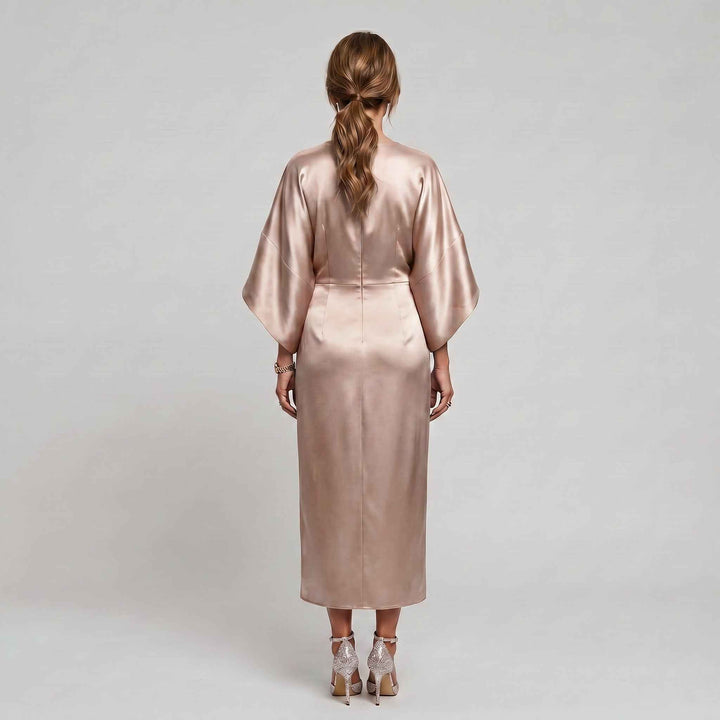 Sukienka boho maxi z szerokimi rękawami pokazana od tyłu