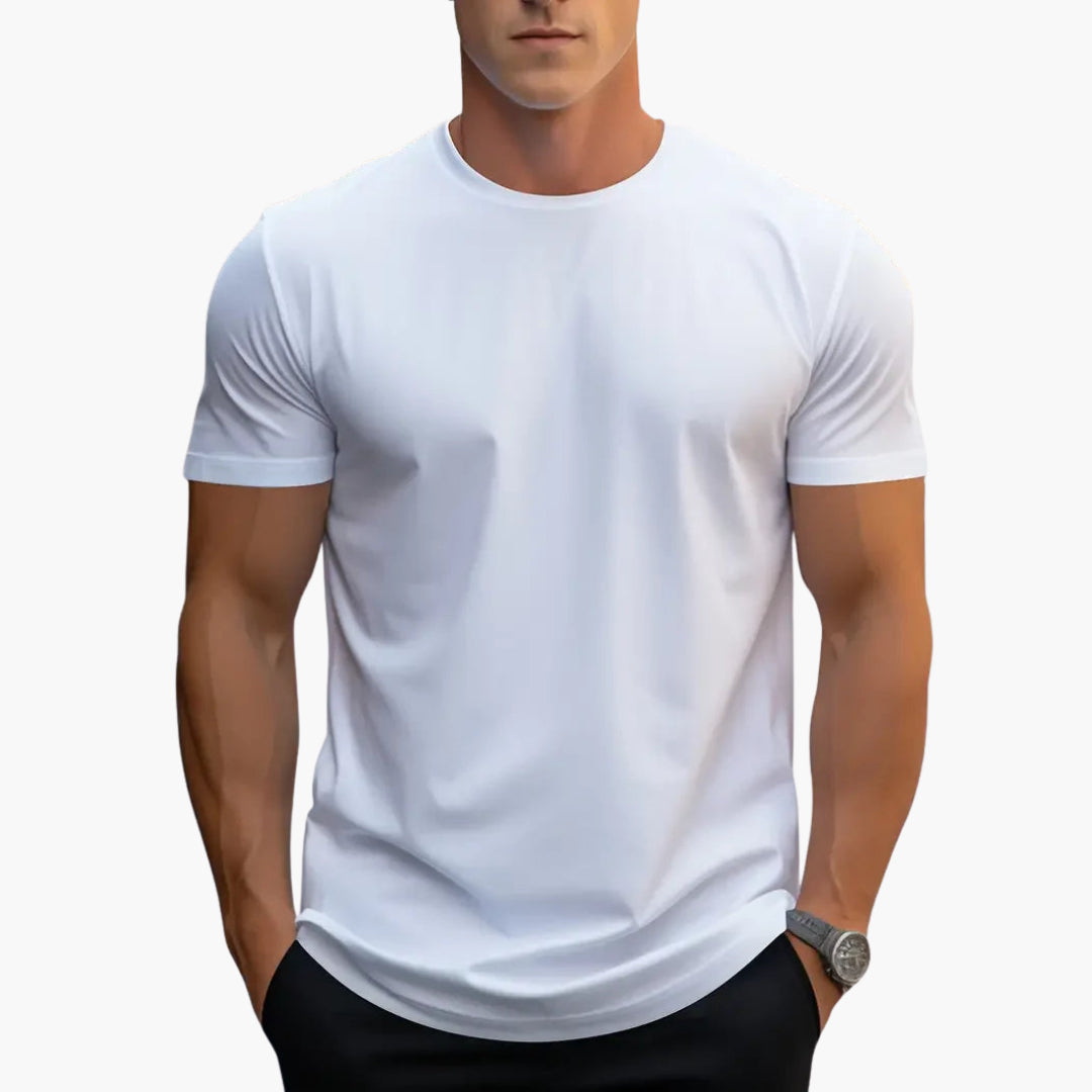 Mężczyzna w białym męskim t-shircie slim fit z krótkim rękawem