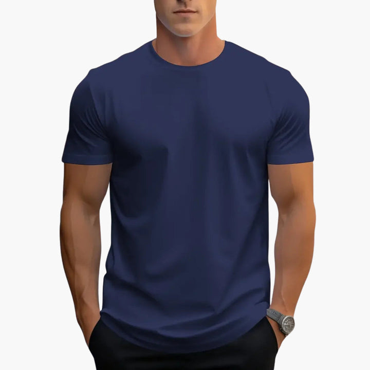 Mężczyzna w granatowym męskim t-shircie slim fit