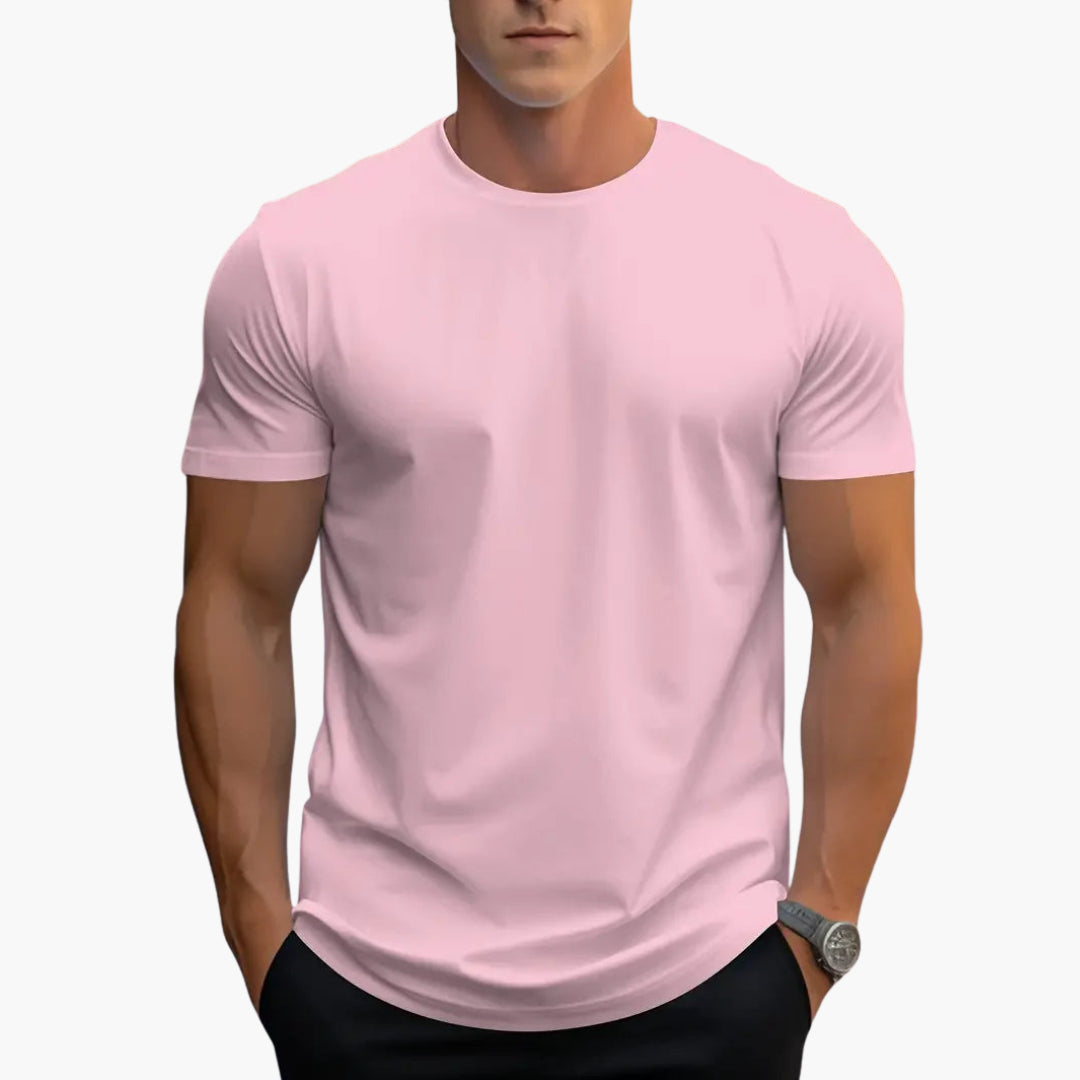 Mężczyzna w różowym męskim t-shircie slim fit