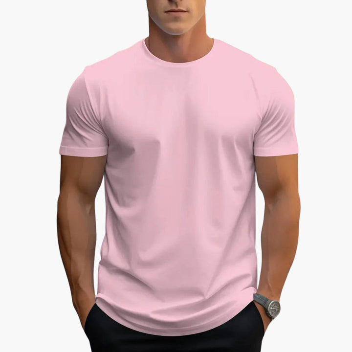Mężczyzna w różowym męskim t-shircie slim fit