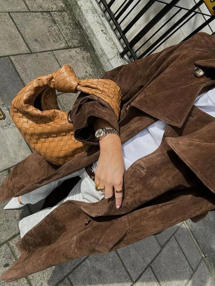 Ciemnobrązowy trencz damski z wiązanym paskiem w talii, elegancka odzież wierzchnia