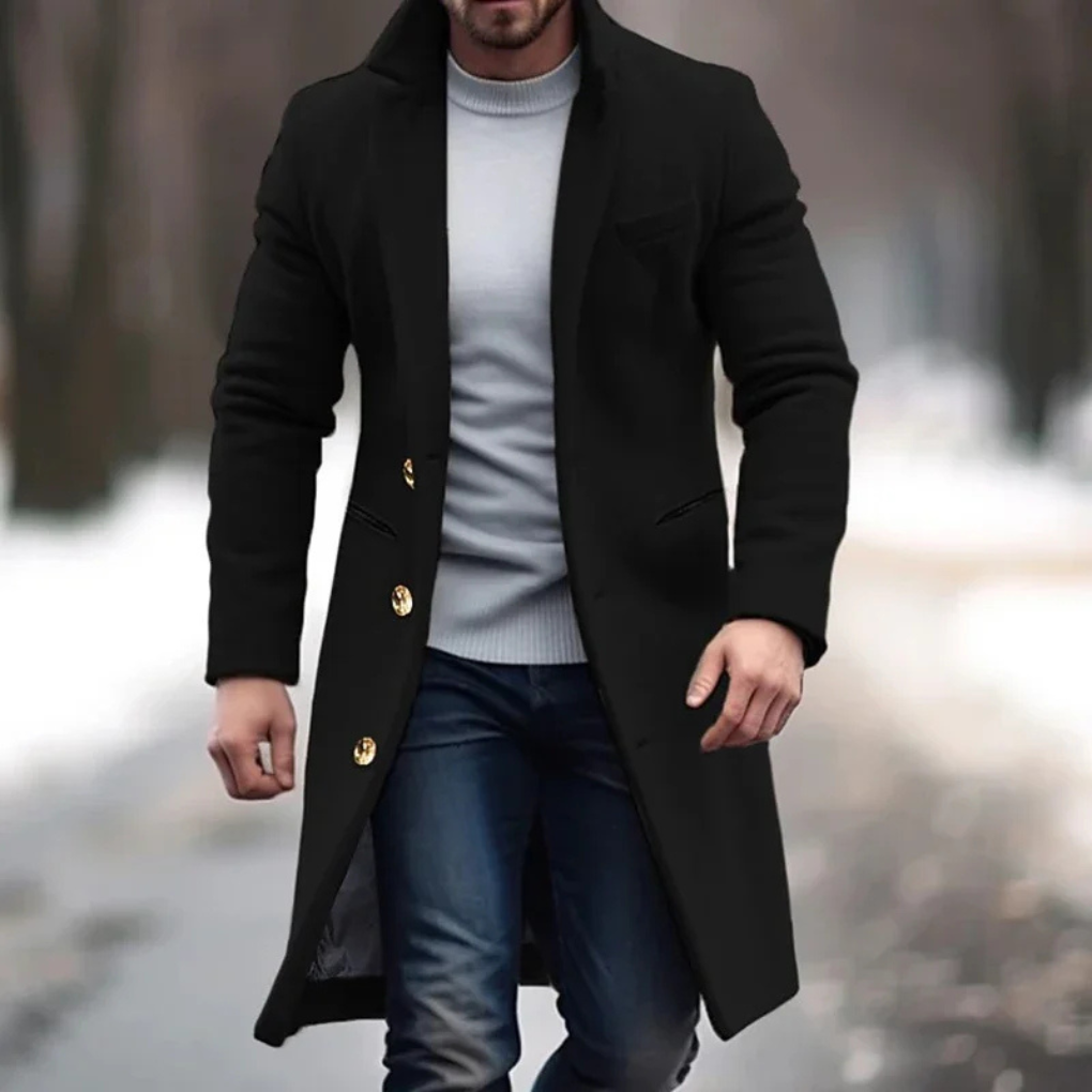 Mężczyzna w eleganckim czarnym płaszczu zimowym