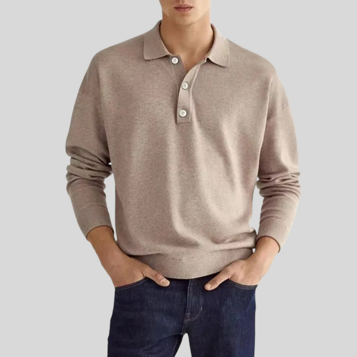 Męska koszulka polo w kolorze khaki prezentowana na modelu w jeansach