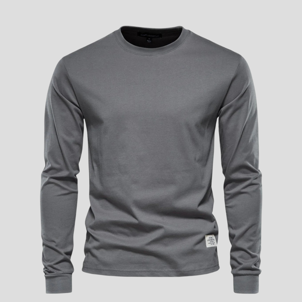 Stylizacja z męskim longsleevem w codziennym, miejskim wydaniu