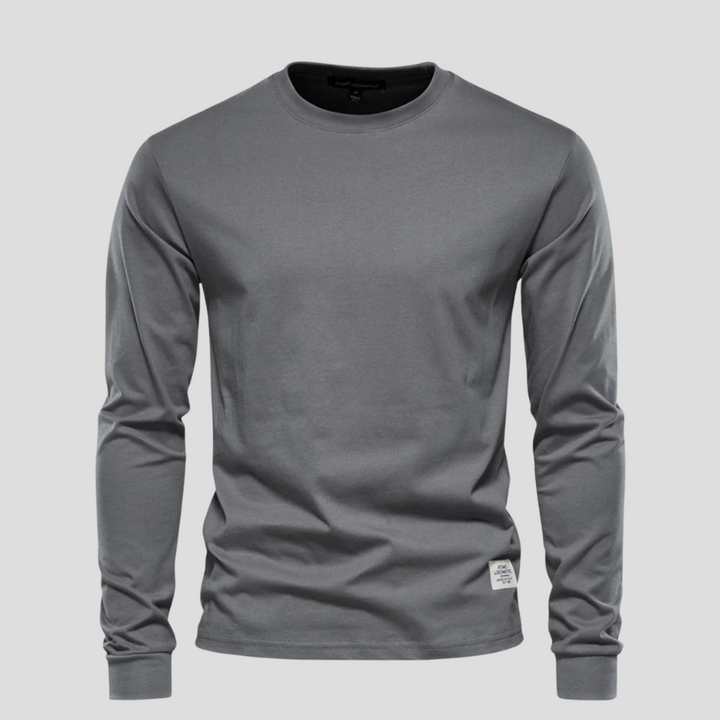 Stylizacja z męskim longsleevem w codziennym, miejskim wydaniu