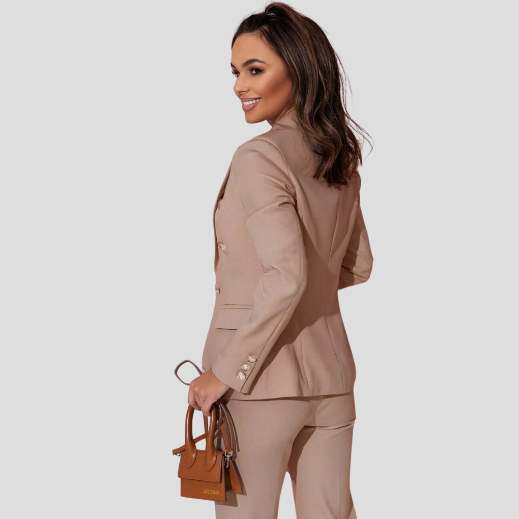 Detale wykończenia eleganckiej marynarki z damskiego kompletu