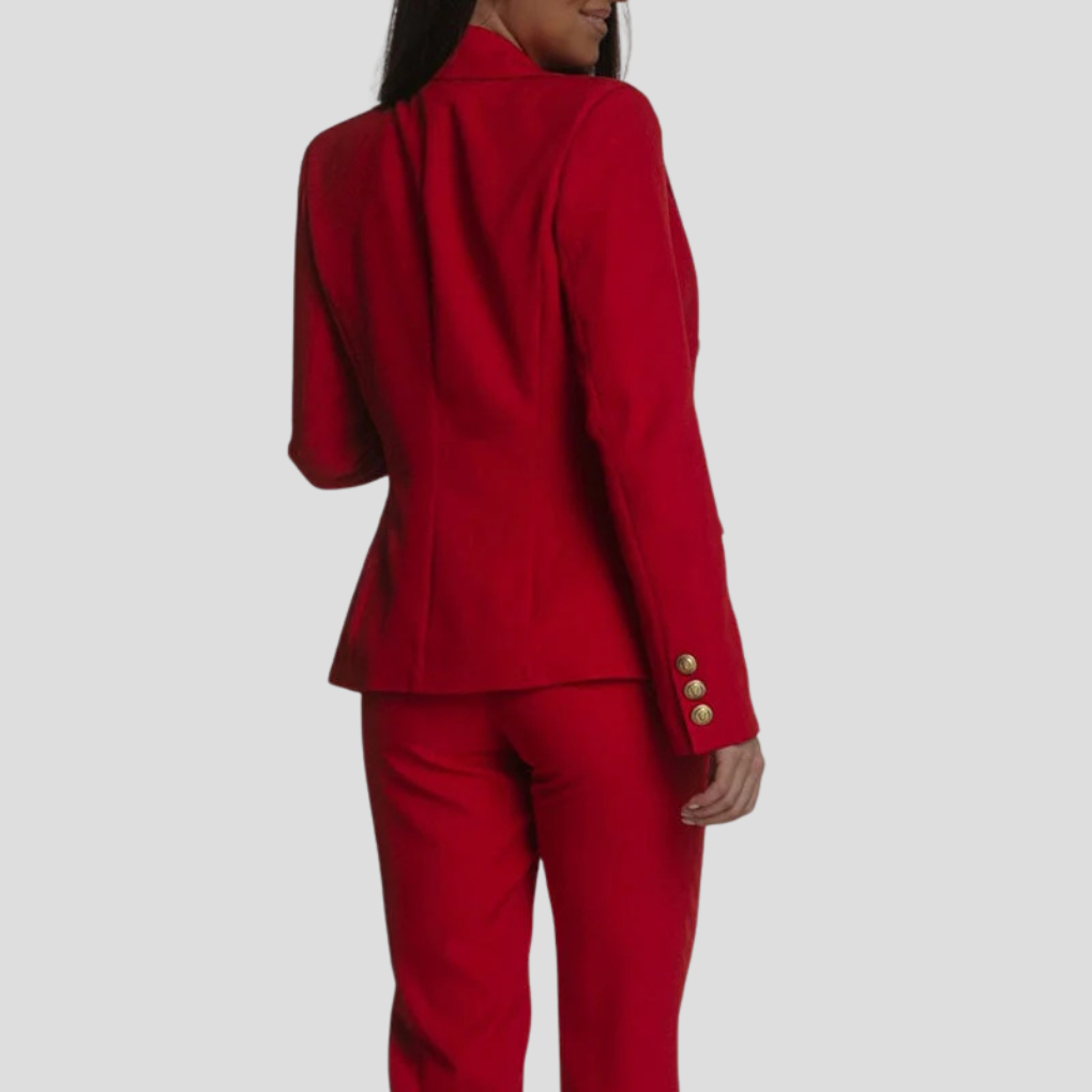 Krój i faktura materiału spodni slim fit w modnym zestawie