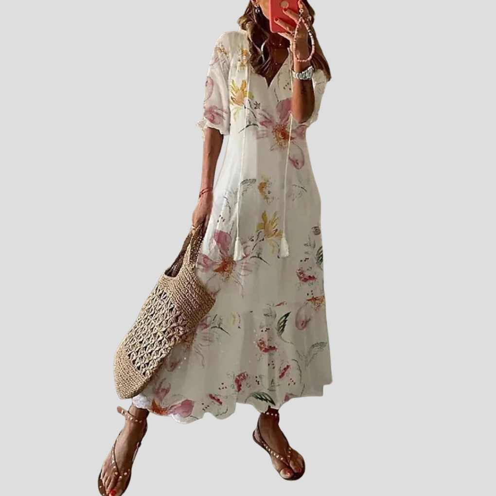 Kobieta w białej sukience maxi w stylu boho z kwiatowym wzorem