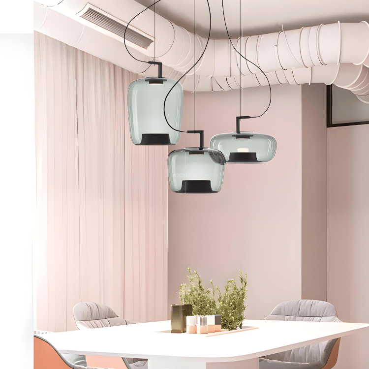 Stylowa szklana lampa sufitowa jako oświetlenie jadalni