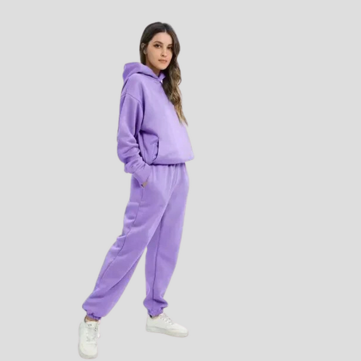 Damski dres kompletny z bluzą i joggerami w zimowym stylu, widok z przodu
