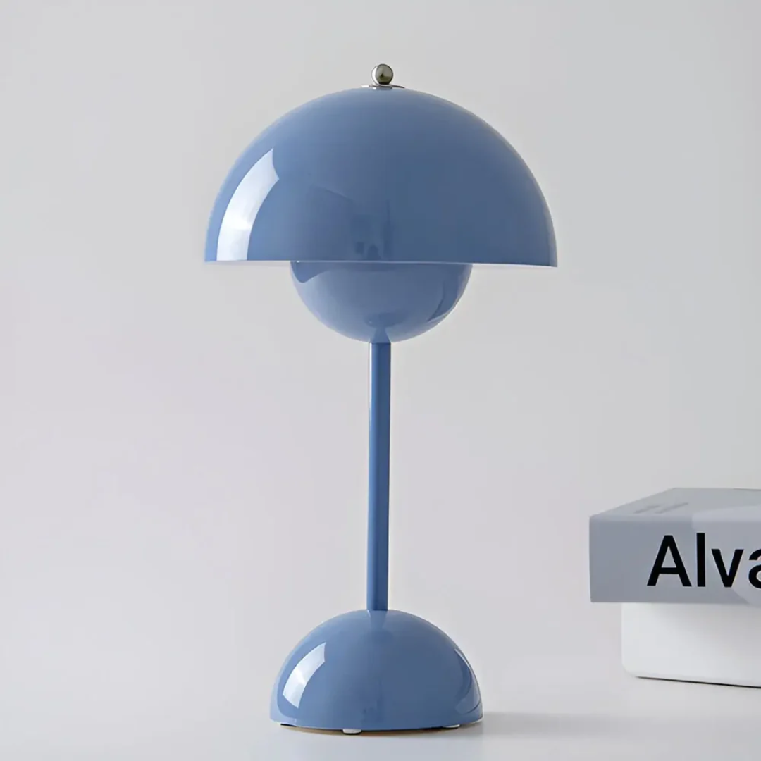 Bezprzewodowa lampa stołowa LED włączona w nowoczesnym salonie