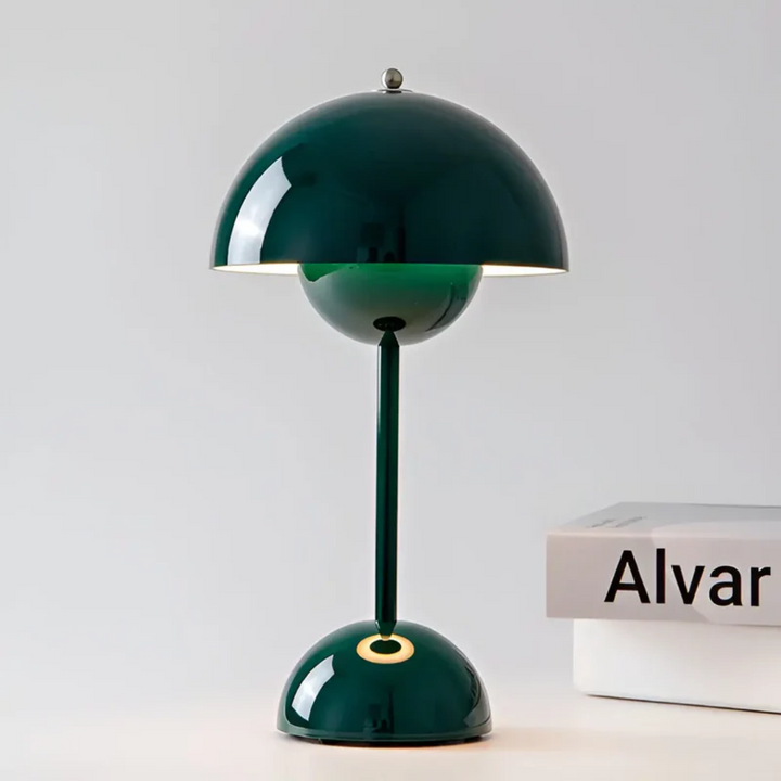 Przenośna lampka LED na biurko w eleganckiej aranżacji wnętrza