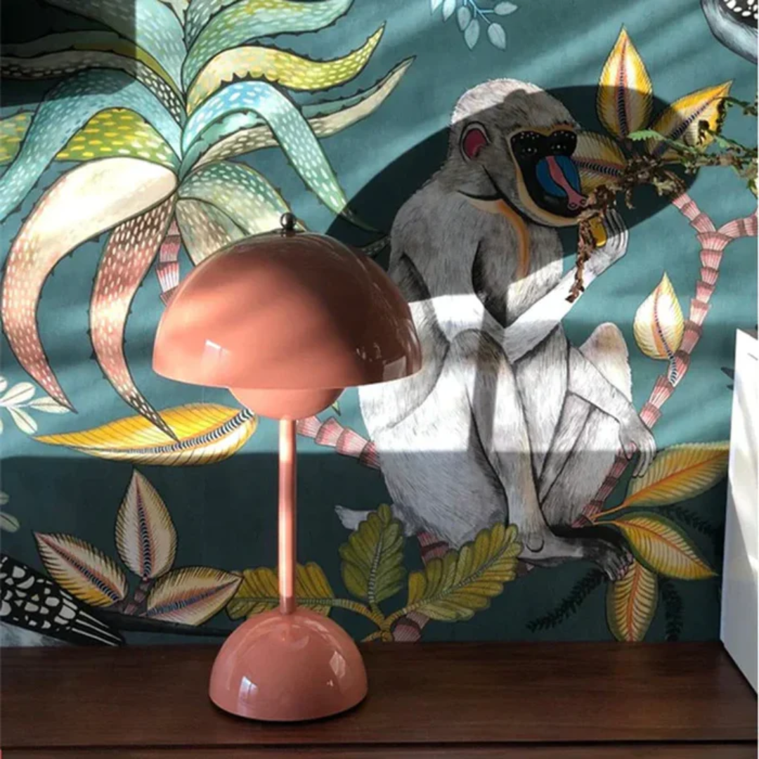 Różowa bezprzewodowa lampa stołowa stojąca na komodzie w salonie