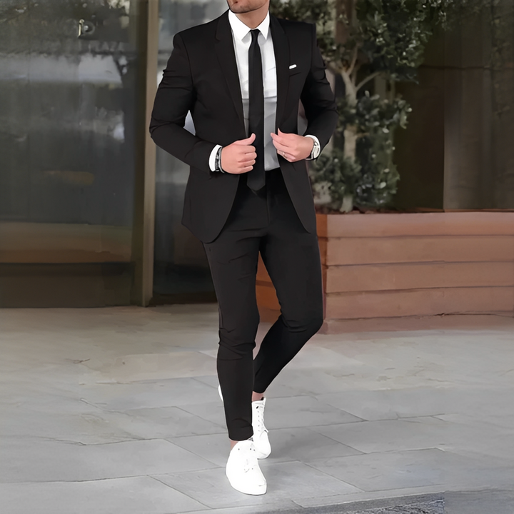Męski elegancki garnitur slim w zbliżeniu, pokazujący wysoką jakość materiału i detale wykończenia.