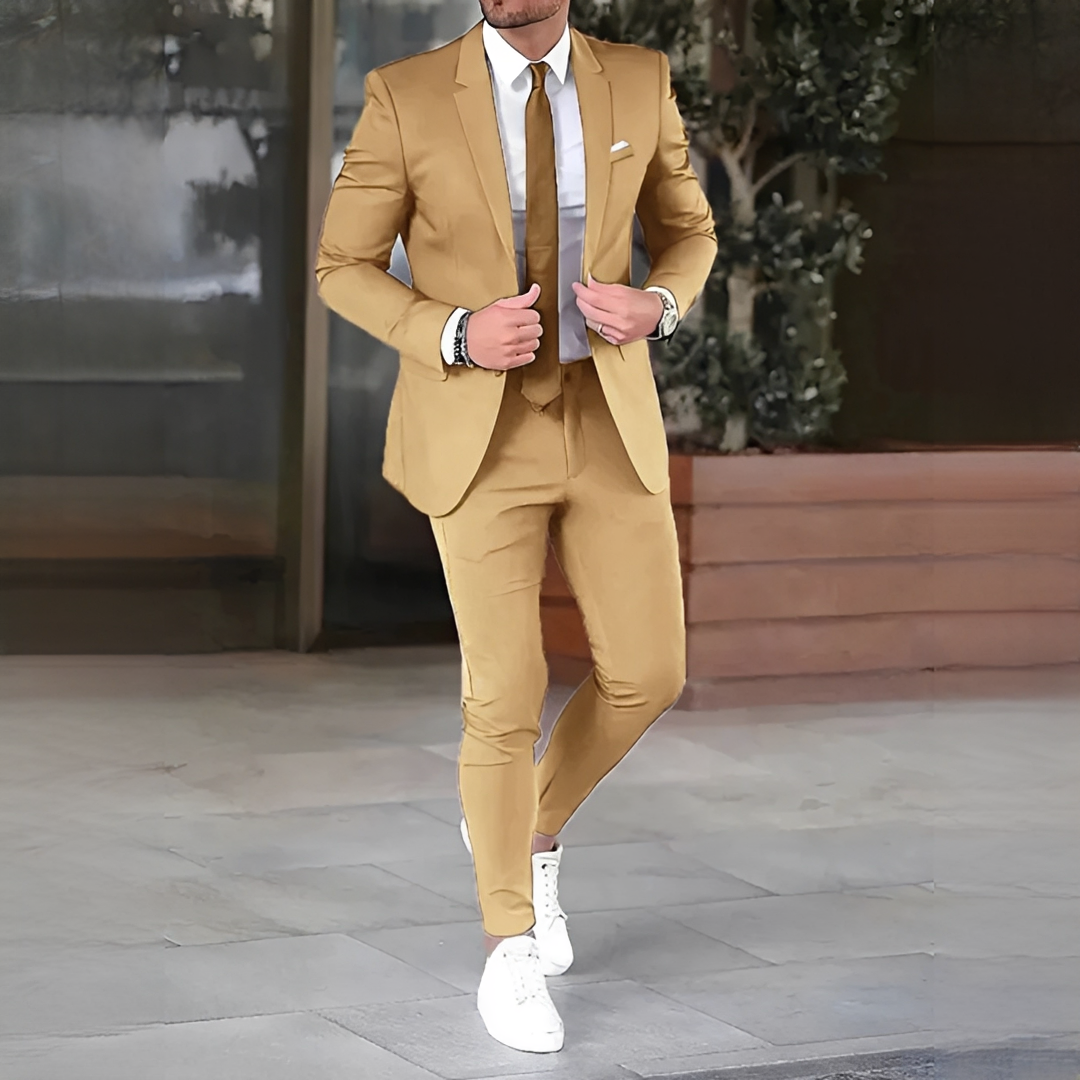 Męski elegancki garnitur slim Brylle w kolorze beżowym zaprezentowany na sylwetce