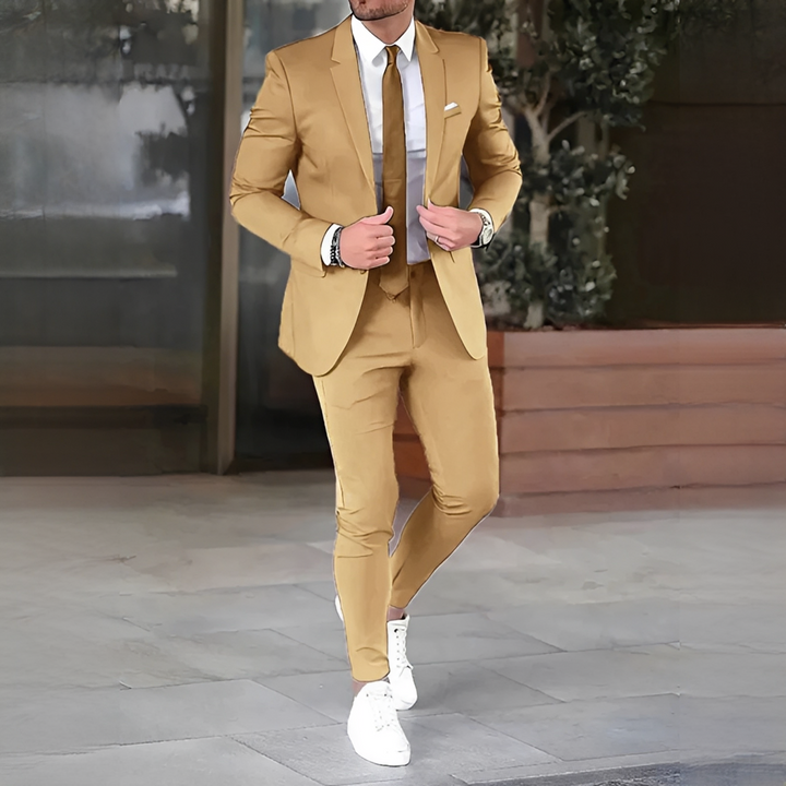 Męski elegancki garnitur slim Brylle w kolorze beżowym zaprezentowany na sylwetce