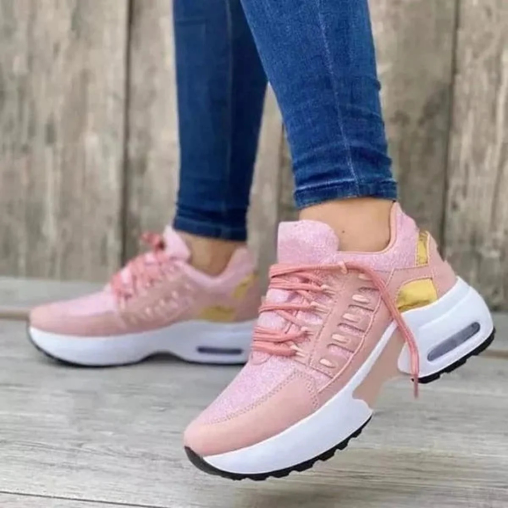 Damskie sneakersy o szerokim kroju w zbliżeniu, widoczna faktura materiału i solidne sznurowadła