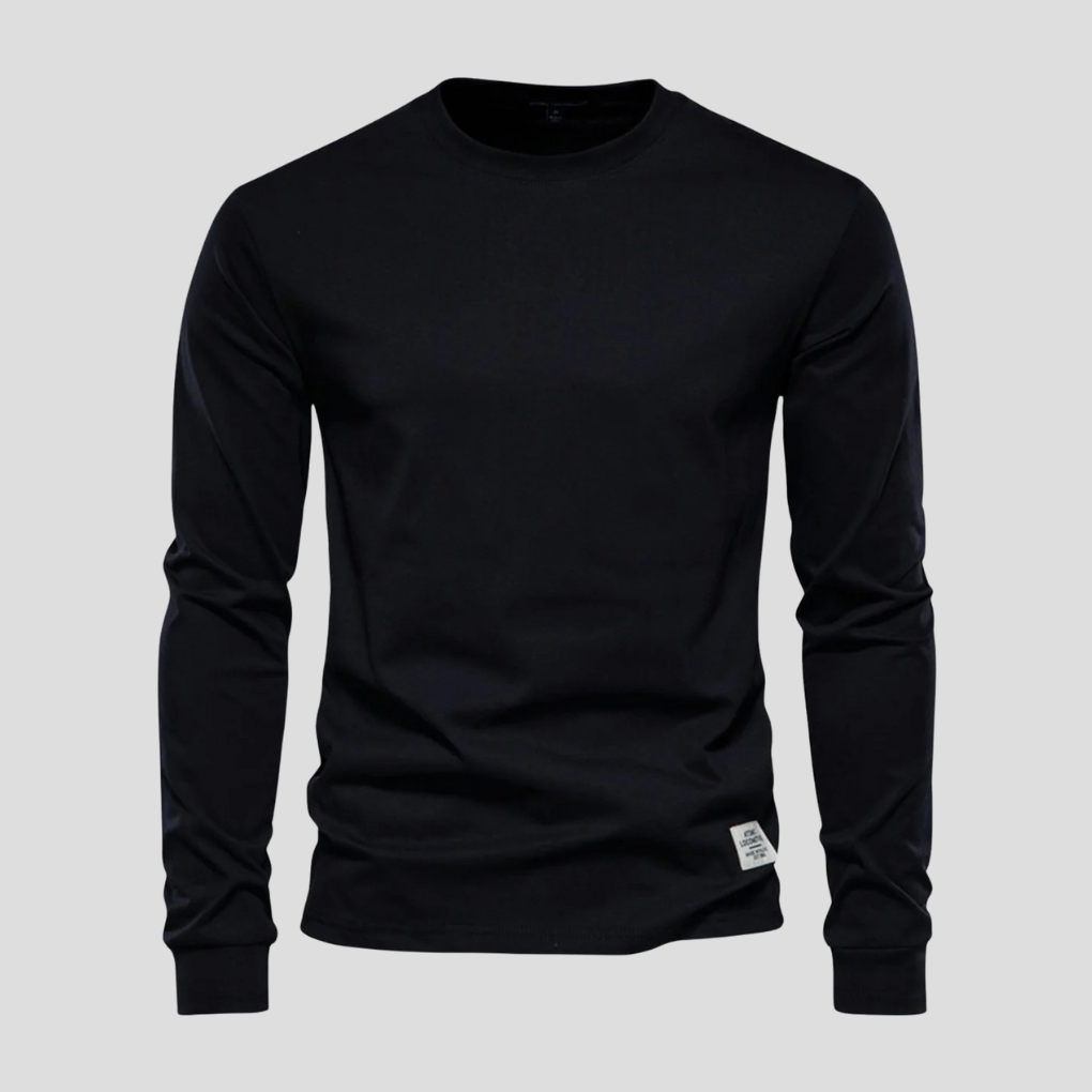 Zbliżenie na miękki materiał i mankiet męskiego longsleeve'a casual