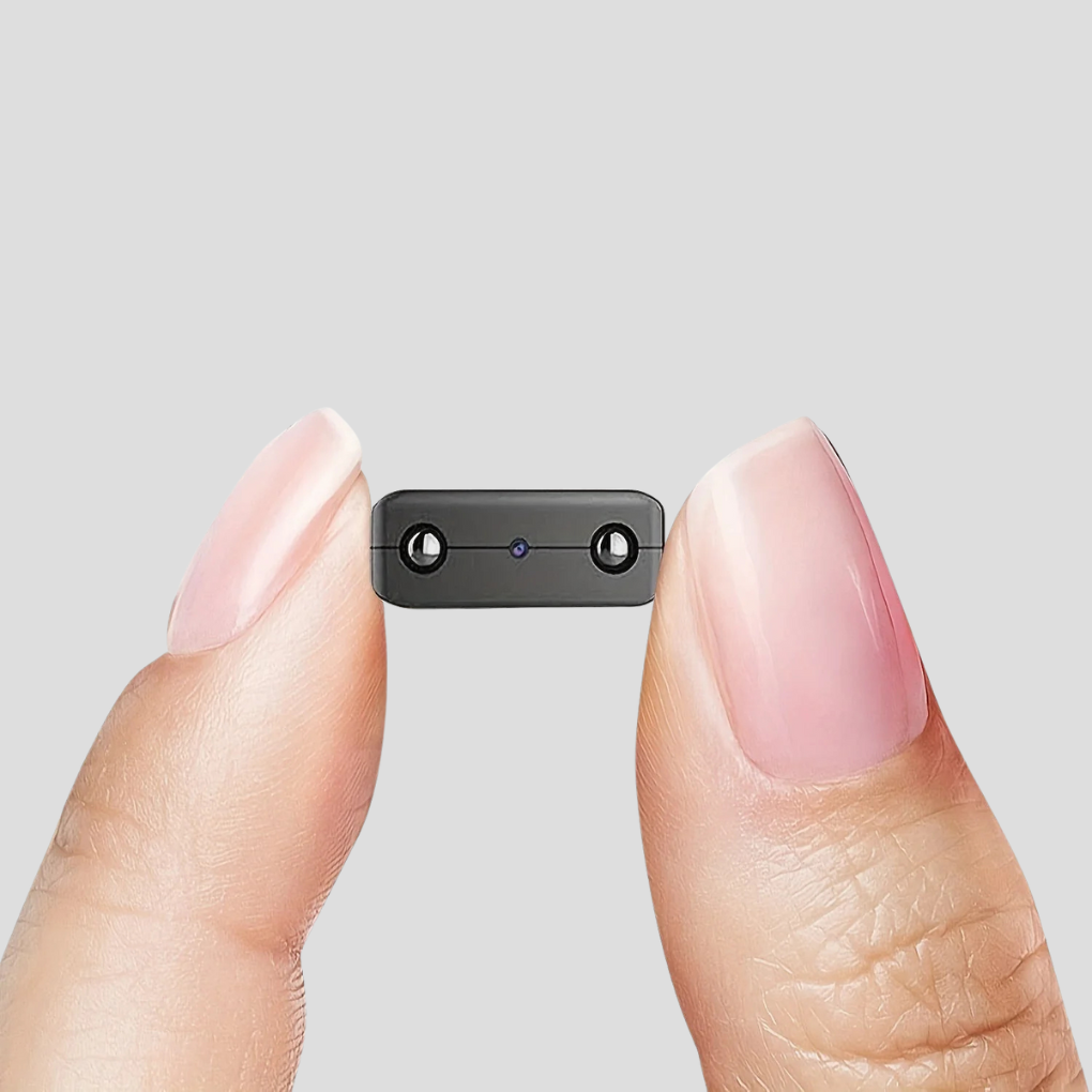 Mini kamera monitorująca trzymana w palcach