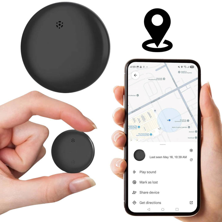 Mini lokalizator GPS prezentowany na dłoni obok ekranu smartfona