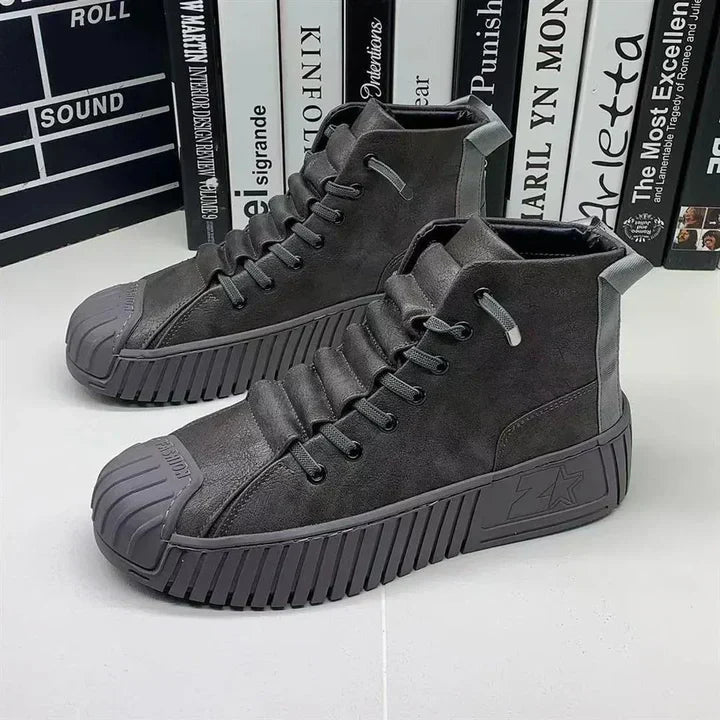 Męskie stylowe trampki brytyjskie w ujęciu z profilu, modne buty codzienne na sznurówki