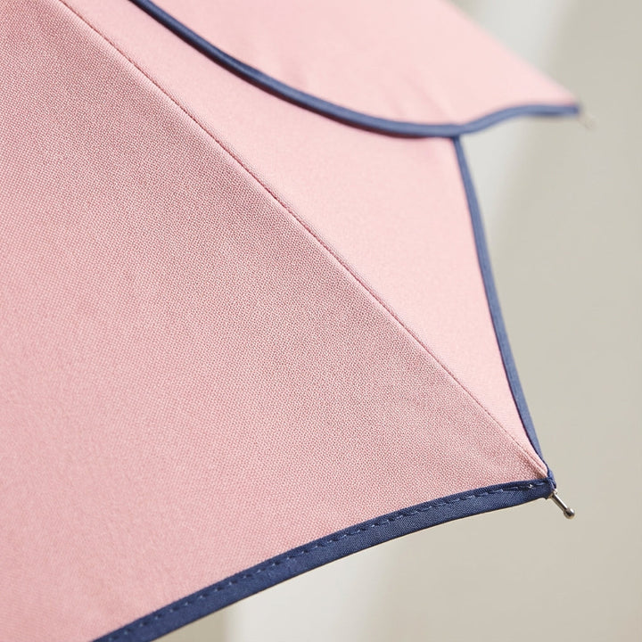 Detale wykończenia parasola damskiego z elegancką drewnianą rączką