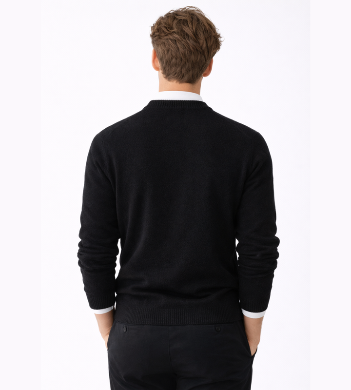 Widok z tyłu na męski sweter w uniwersalnym stylu smart casual