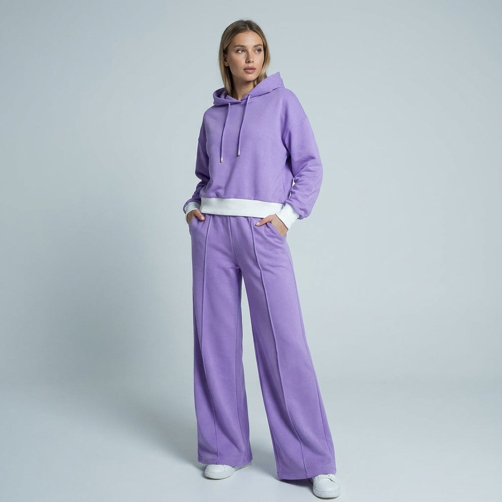 Wygodny komplet loungewear z bluzą i spodniami w zbliżeniu