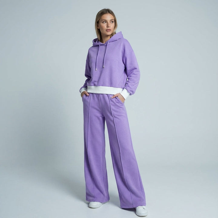 Wygodny komplet loungewear z bluzą i spodniami w zbliżeniu