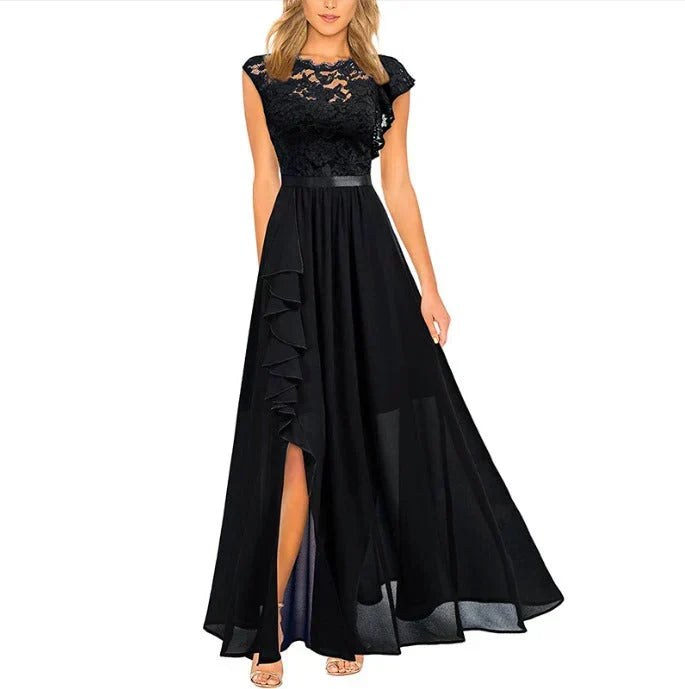 Czarna elegancka sukienka maxi z falbanami i koronkową górą prezentowana na modelce