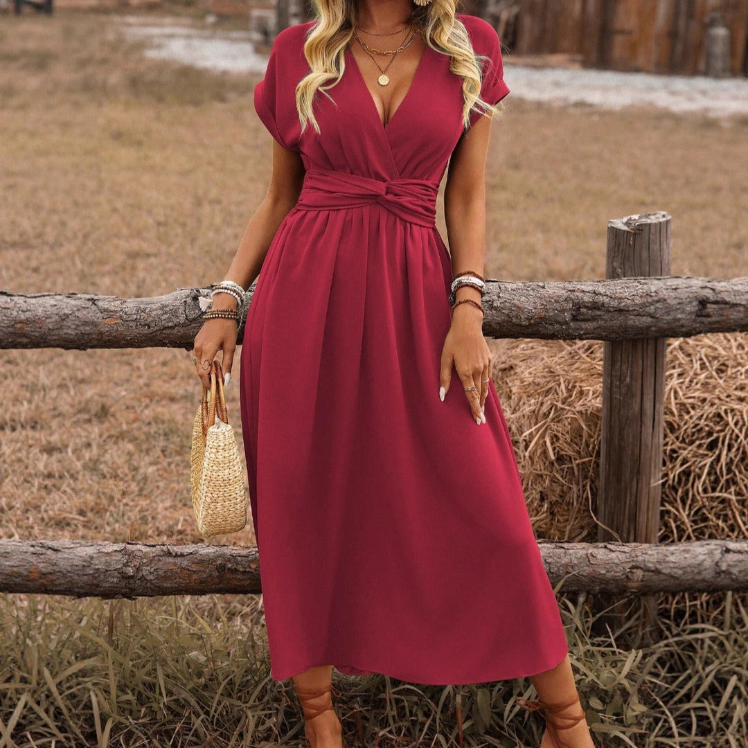 Elegancka długa sukienka boho z dekoltem w serek, zbliżenie na materiał