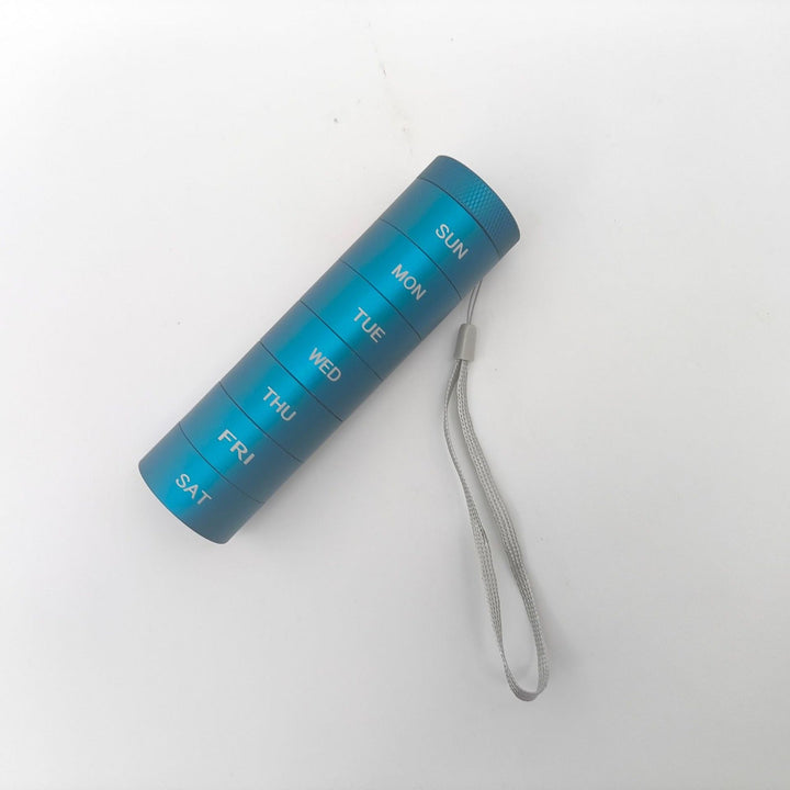 Niebieski aluminiowy organizer na tabletki z oznaczeniami dni tygodnia
