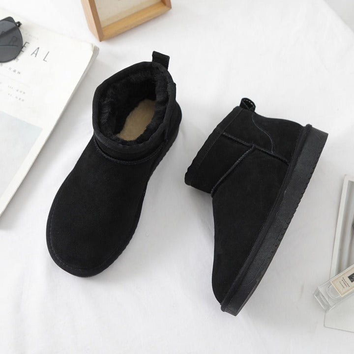 Czarne damskie buty zimowe z miękką wyściółką widziane od góry