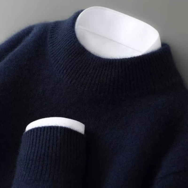 Kremowy elegancki sweter damski ze stójką, stylizacja jesienna