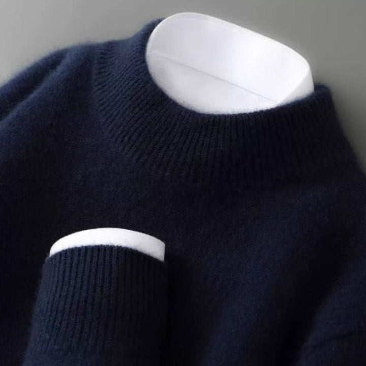 Kremowy elegancki sweter damski ze stójką, stylizacja jesienna