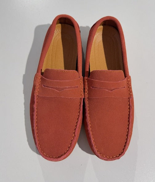 Letnie mokasyny męskie eleganckie ułożone do sesji produktowej