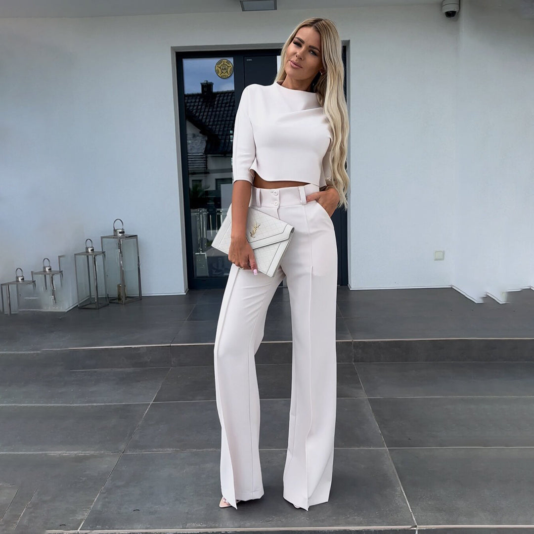 Detal mankietu i wykończenia w damskim eleganckim komplecie