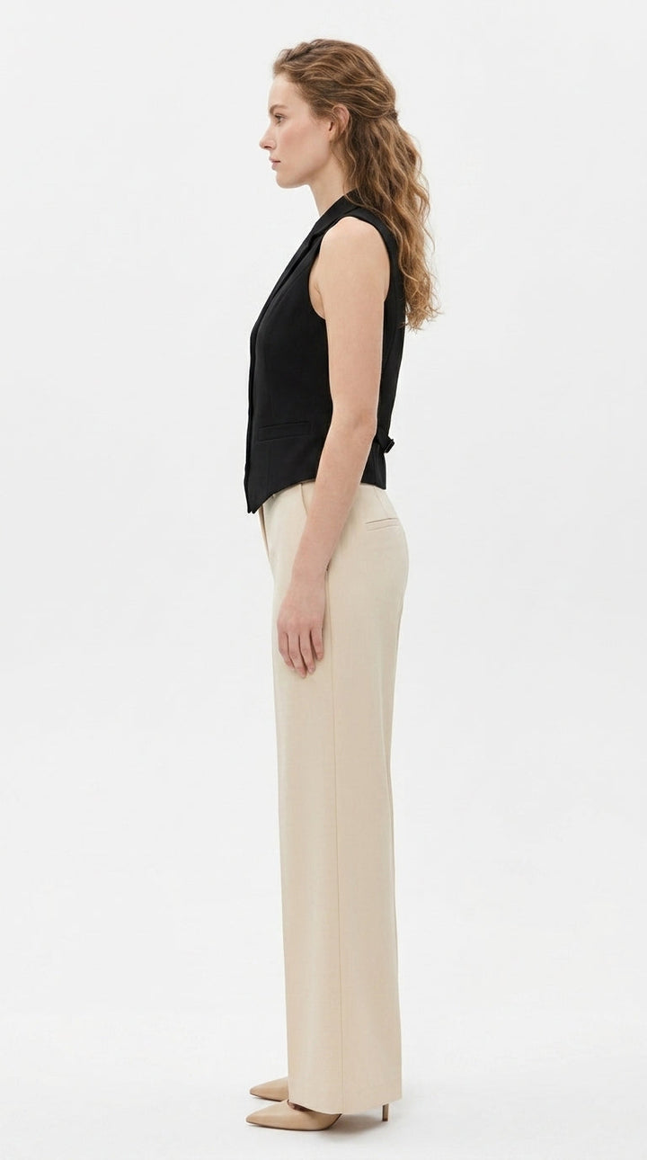 Czarna elegancka kamizelka damska z paskiem wiasanym w talii, stylizowana na smart casual