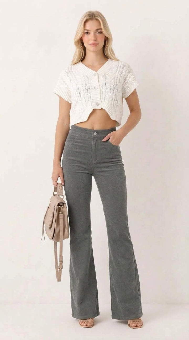 Zbliżenie na fakturę materiału sztruksowych spodni damskich w stylu retro