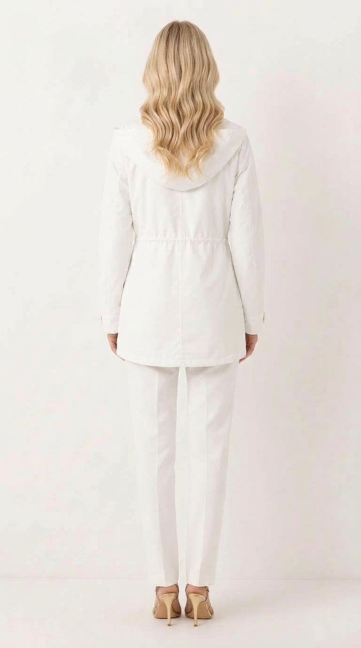Widok z tyłu na damską białą kurtkę parkę z kapturem