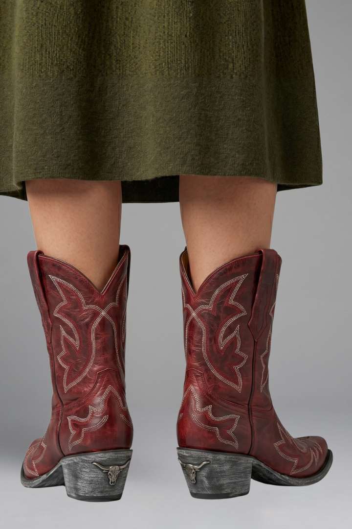 Wysokie buty western, ozdobne haftowane wzory na cholewce damskich kowbojek