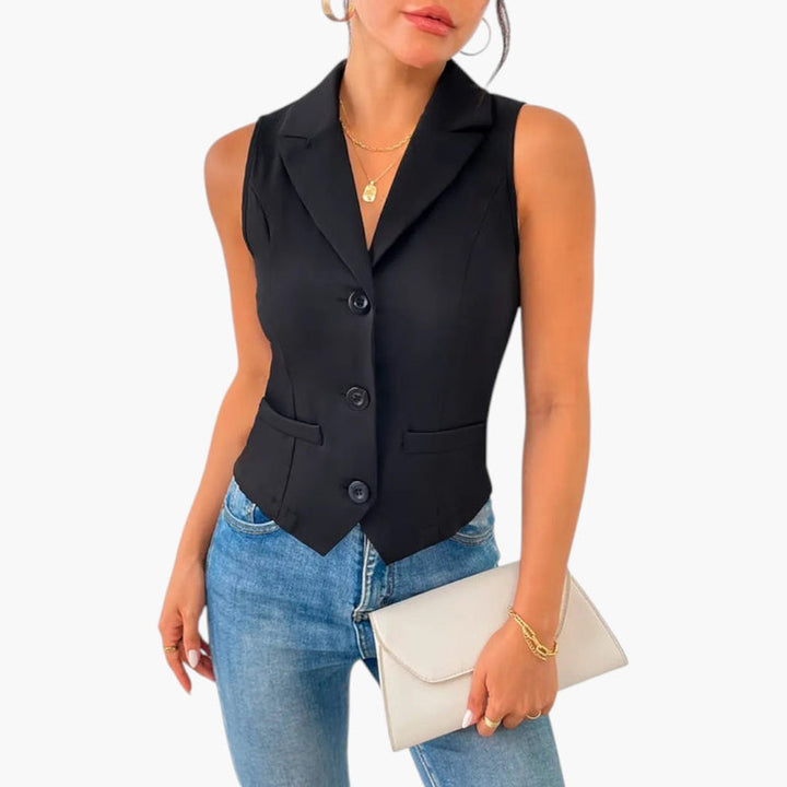 Kobieta w czarnej eleganckiej kamizelce z guzikami